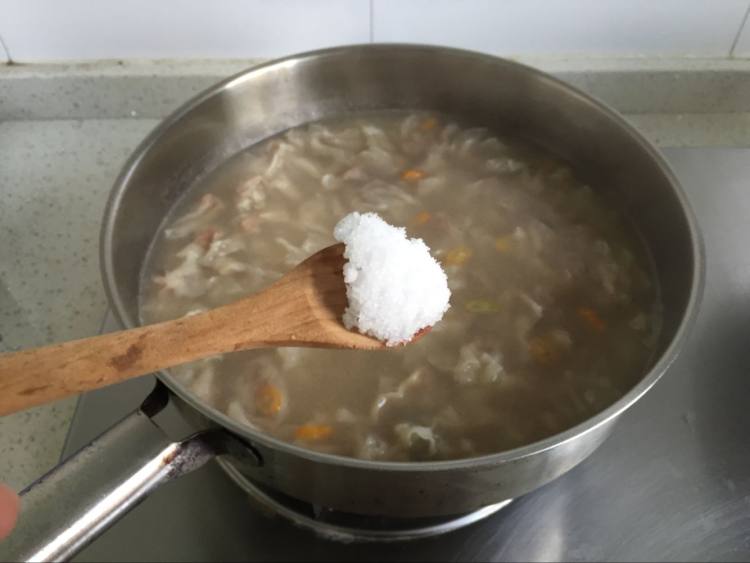 沙茶肉燕汤面步骤5