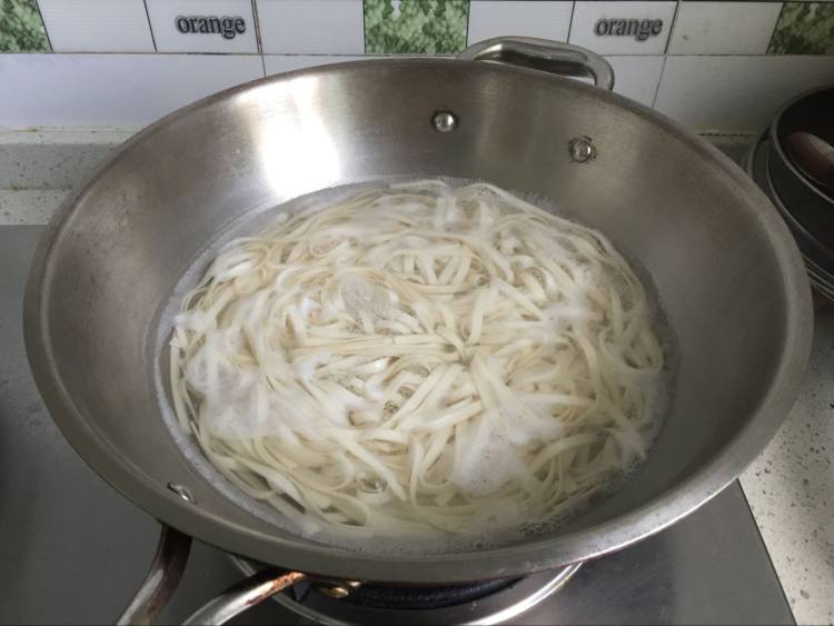 沙茶肉燕汤面步骤6