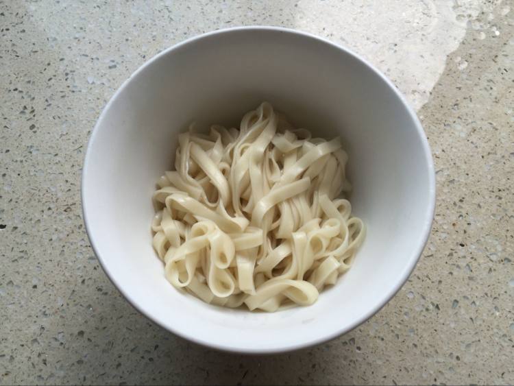 沙茶肉燕汤面步骤7