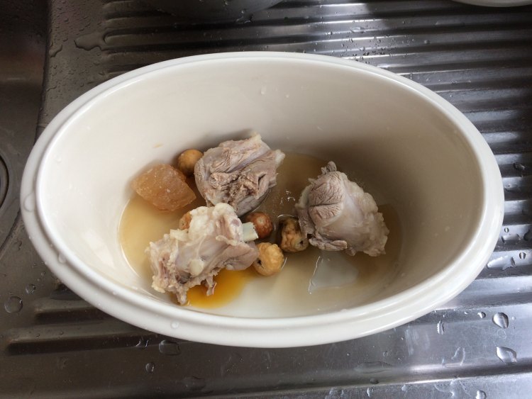 无花果雪耳肘骨汤步骤4