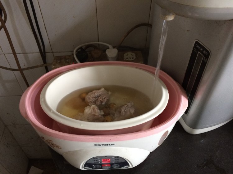 无花果雪耳肘骨汤步骤5