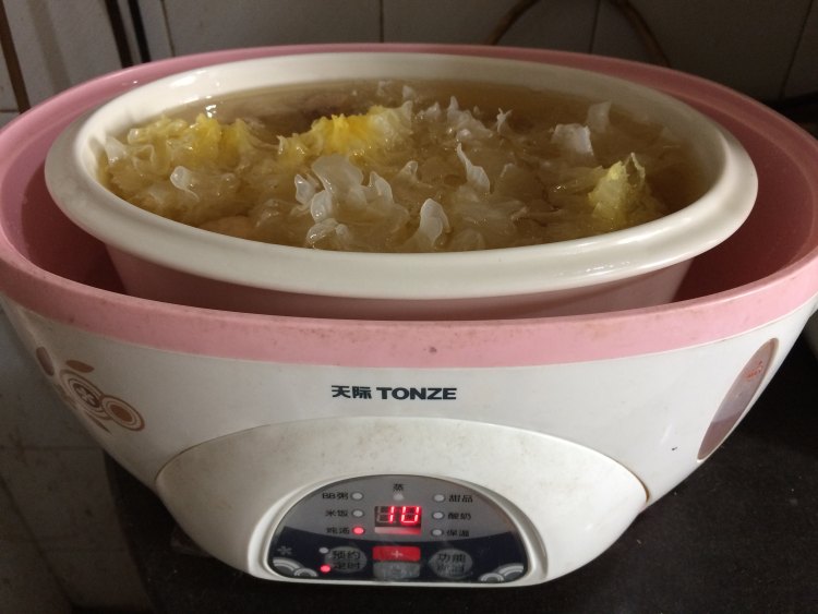 无花果雪耳肘骨汤步骤8