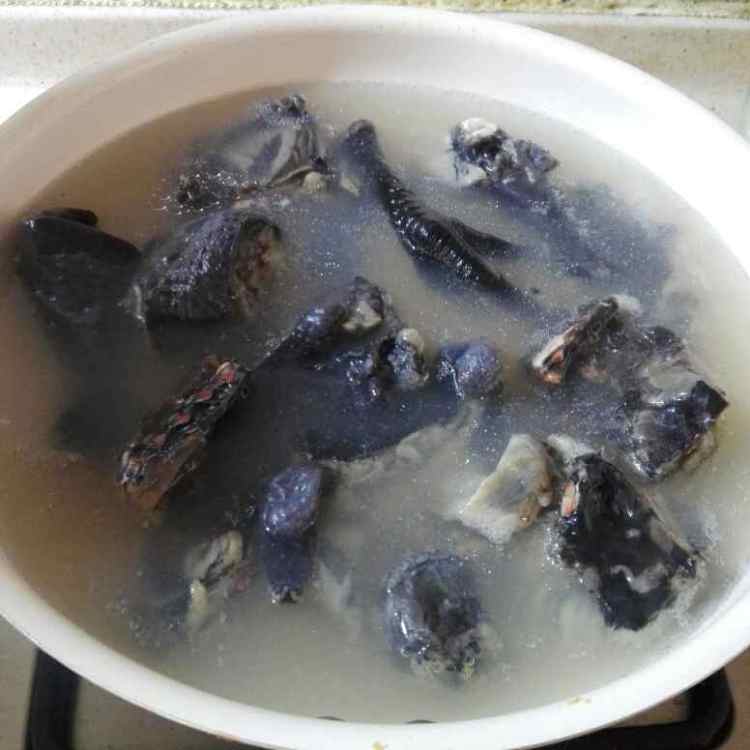 酒酿乌骨鸡汤步骤2