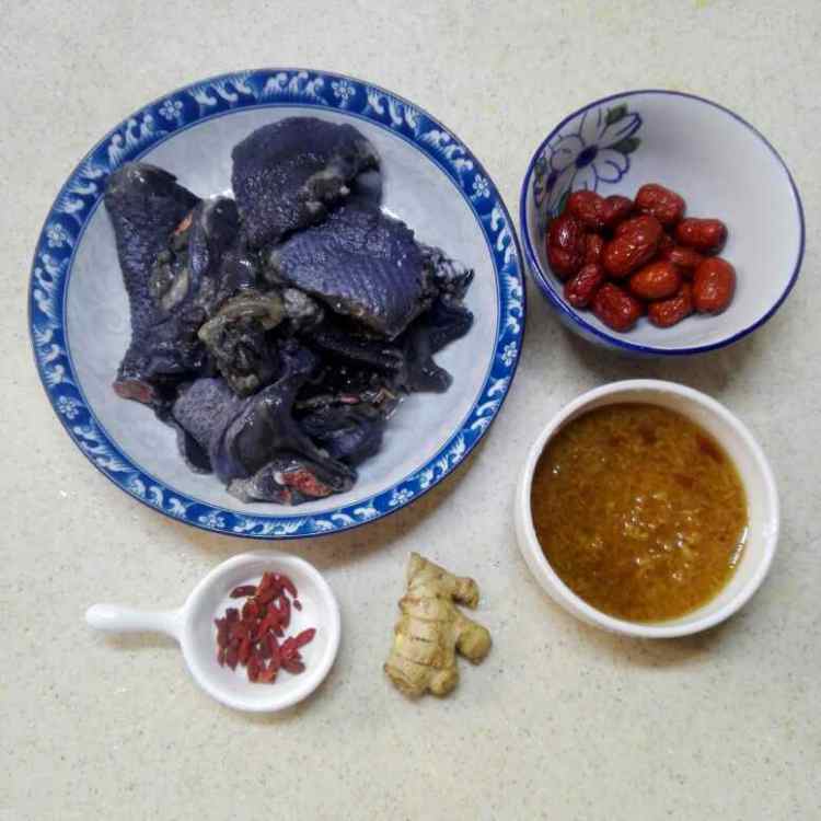 酒酿乌骨鸡汤步骤1