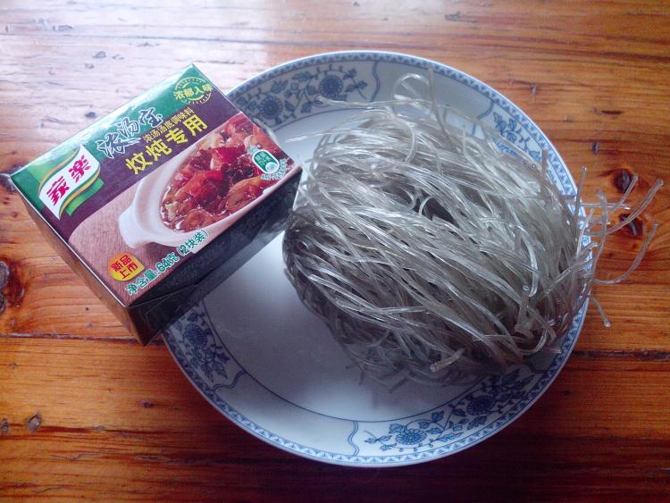 浓汤骨头炖粉条步骤1