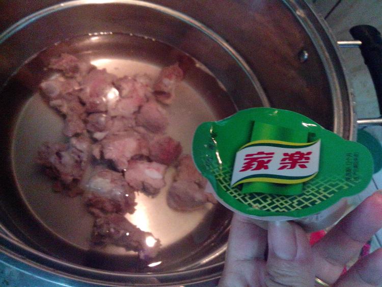 浓汤骨头炖粉条步骤4