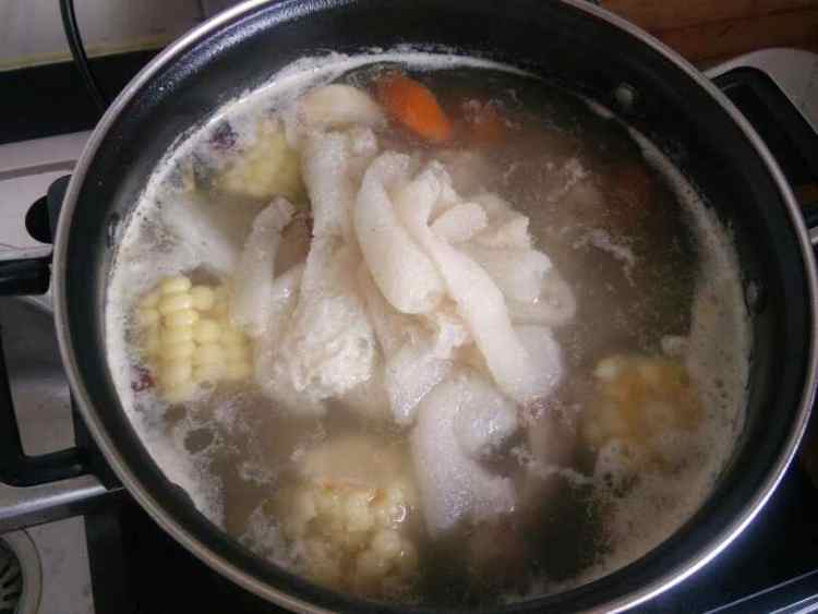 排骨玉米竹荪汤步骤6