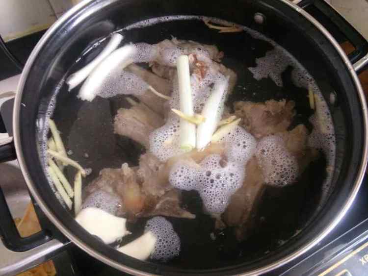 排骨玉米竹荪汤步骤4