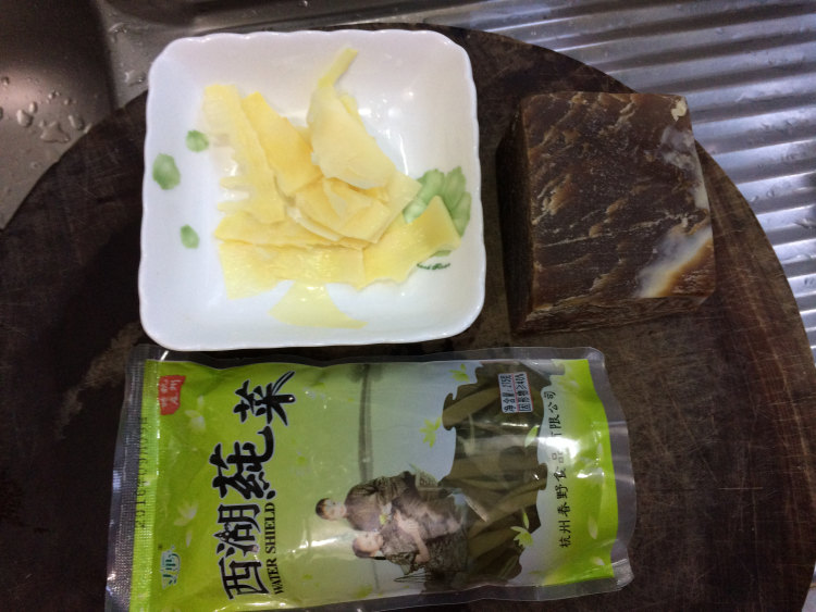 莼菜汤步骤1