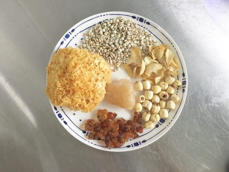 养颜四美炖桃胶步骤1
