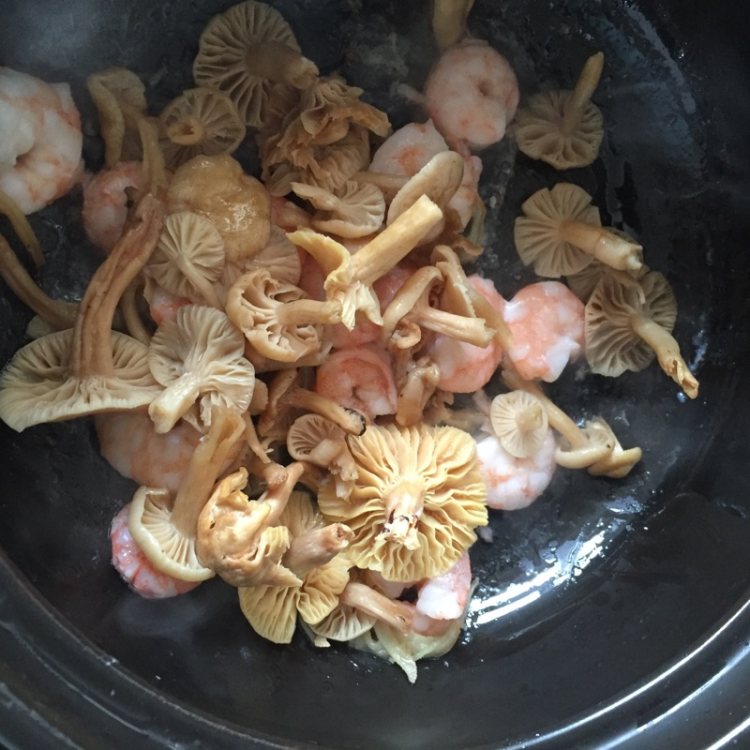 美味菌菇汤步骤3