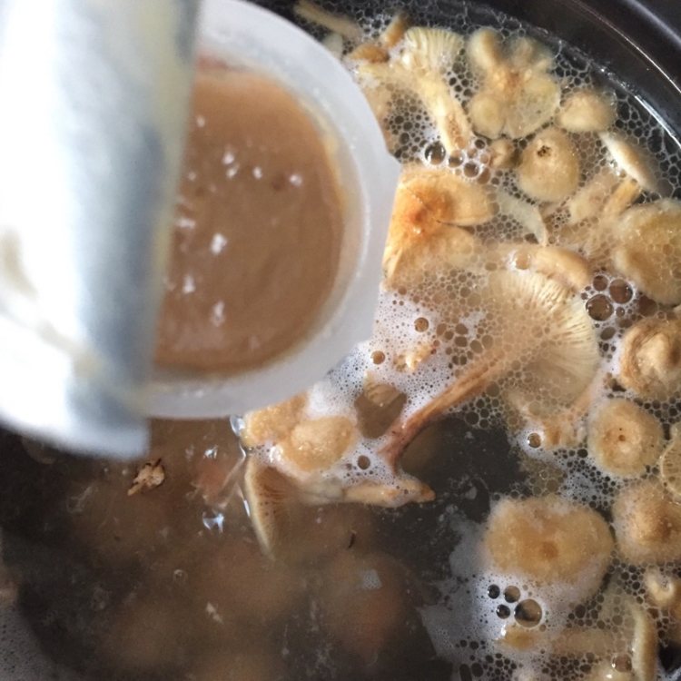 美味菌菇汤步骤5