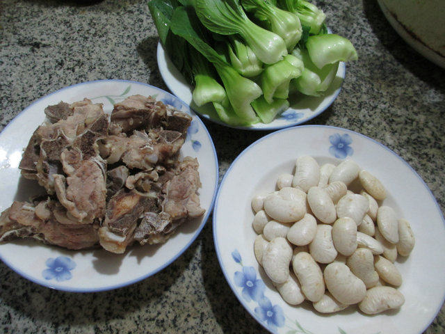 白芸豆青菜龙骨汤步骤1
