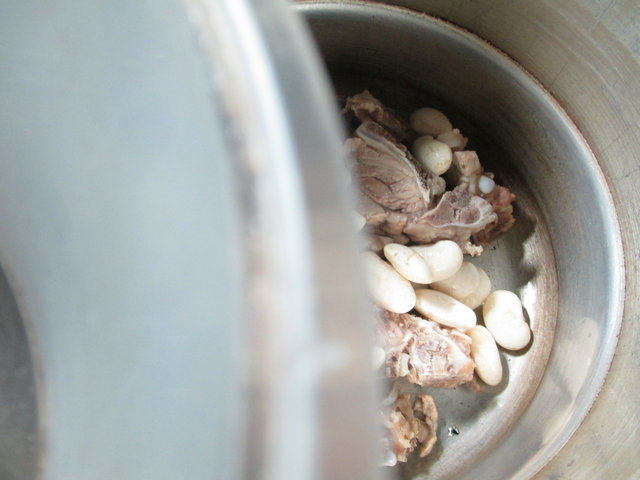 白芸豆青菜龙骨汤步骤2