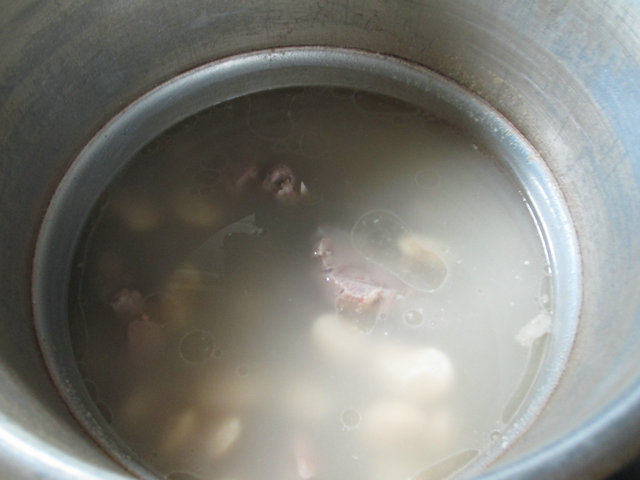 白芸豆青菜龙骨汤步骤5