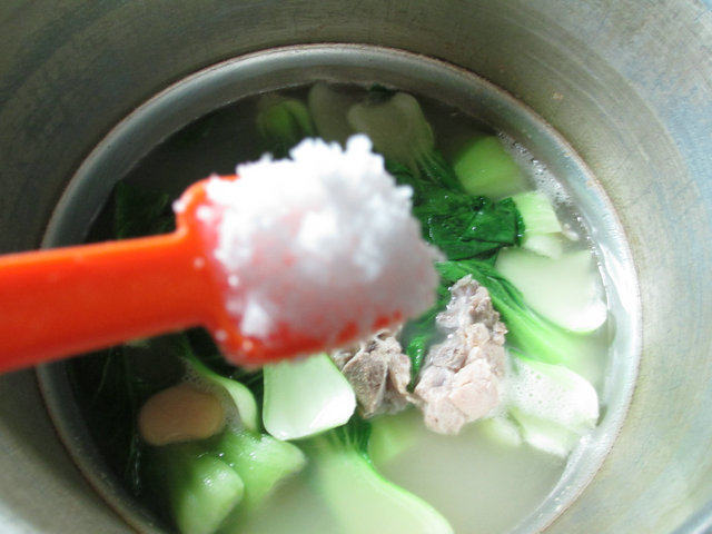 白芸豆青菜龙骨汤步骤7