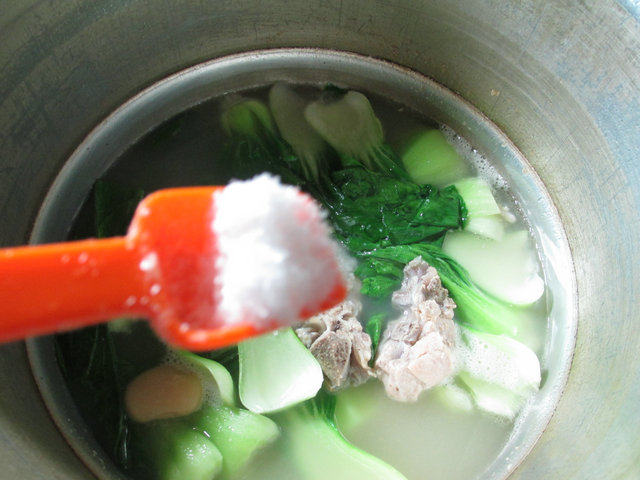 白芸豆青菜龙骨汤步骤8
