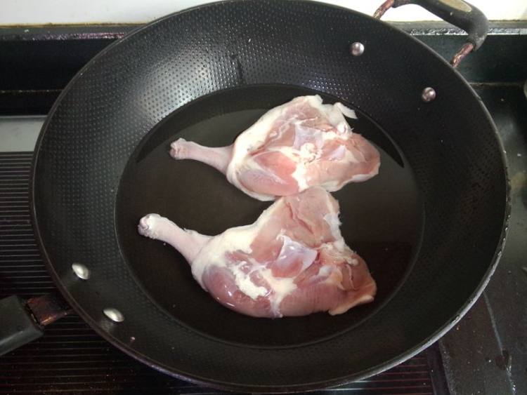 石笋干炖鸭腿步骤2