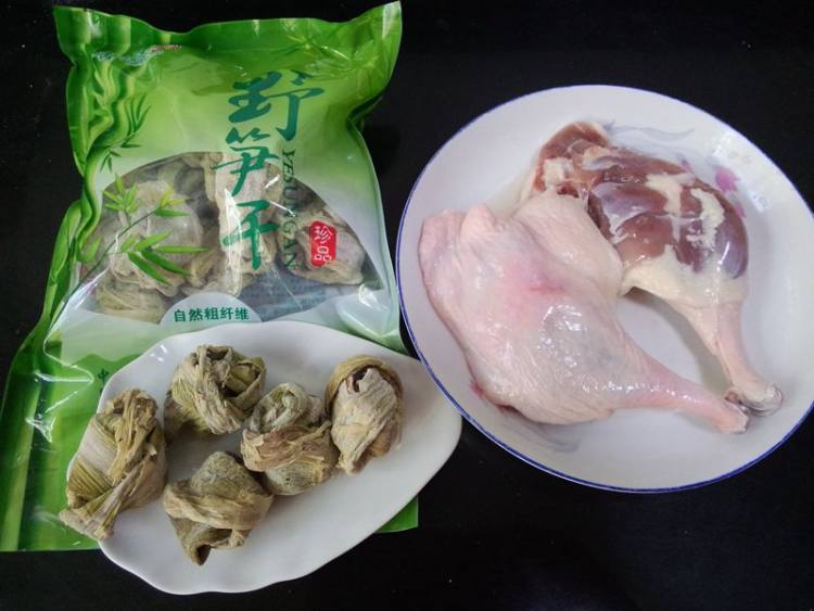 石笋干炖鸭腿步骤1