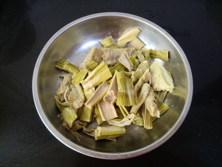 石笋干炖鸭腿步骤4