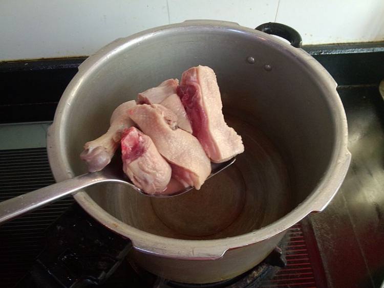 石笋干炖鸭腿步骤5