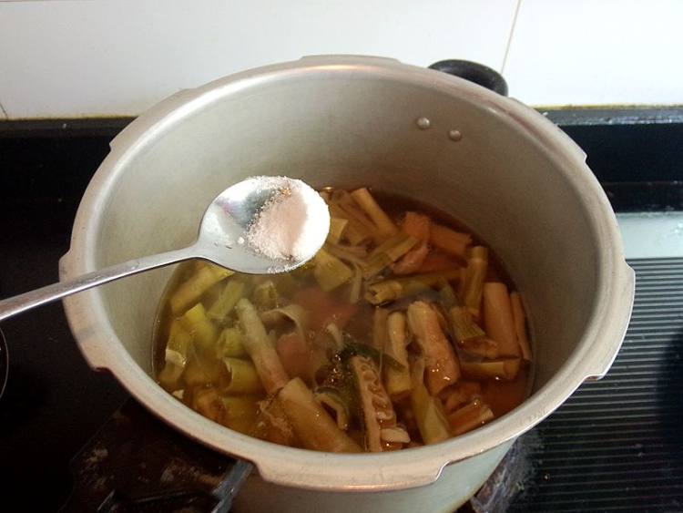 石笋干炖鸭腿步骤9