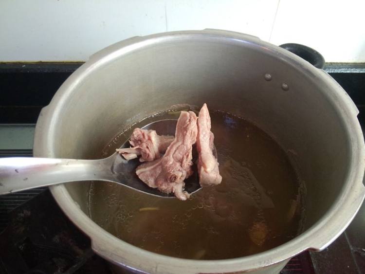 石笋干炖鸭腿步骤7