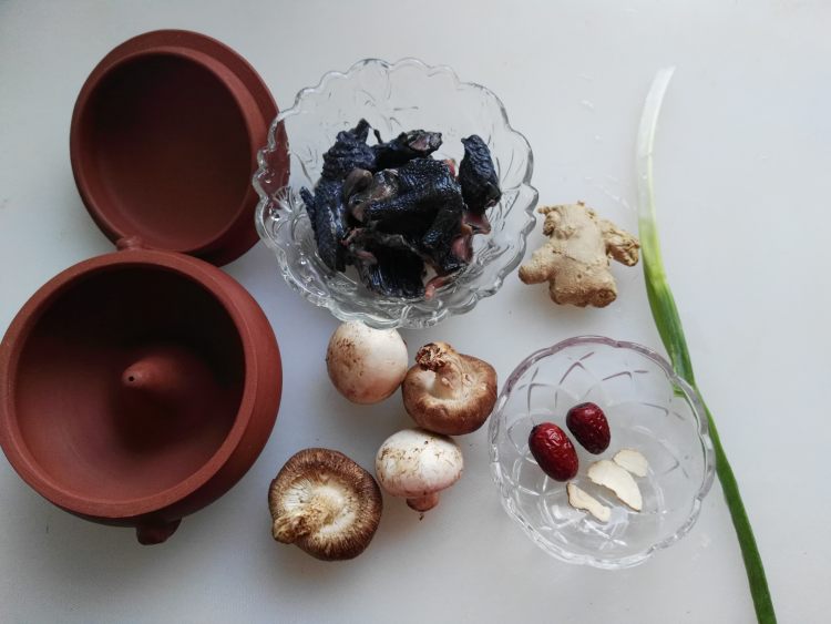 汽锅菌菇乌鸡步骤1
