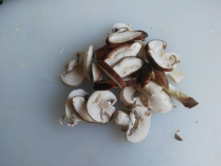 汽锅菌菇乌鸡步骤3