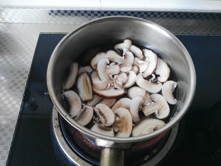 汽锅菌菇乌鸡步骤4