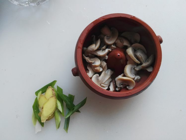 汽锅菌菇乌鸡步骤5