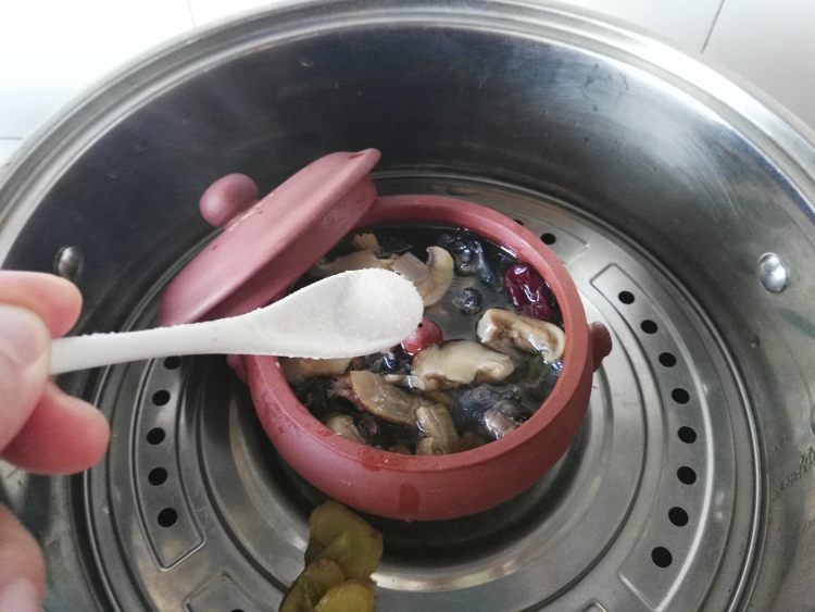 汽锅菌菇乌鸡步骤11