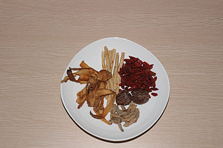麦冬枸杞白鸽汤步骤1