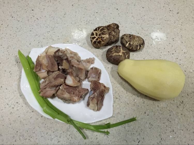 土豆香菇排骨汤步骤1