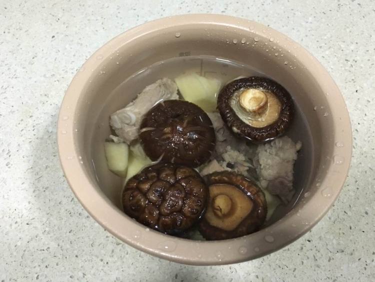 土豆香菇排骨汤步骤3