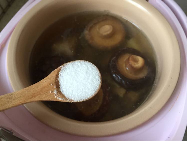 土豆香菇排骨汤步骤5