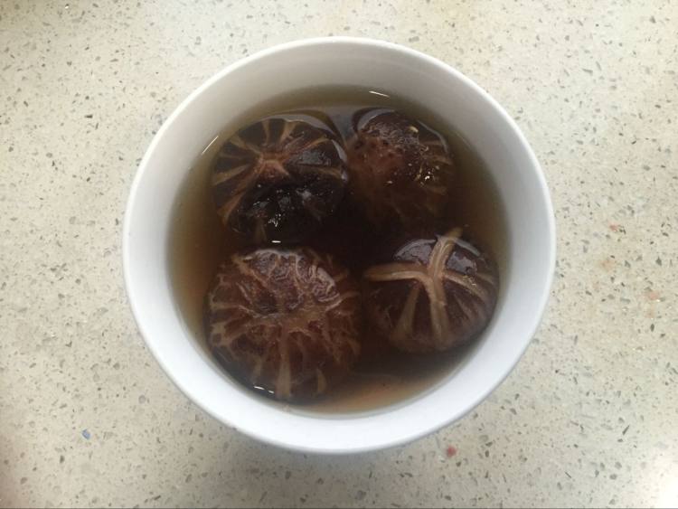 土豆香菇排骨汤步骤2