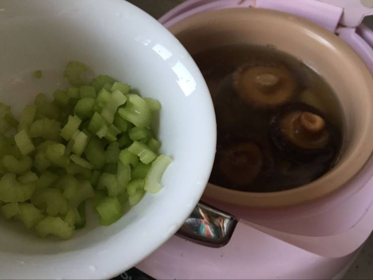土豆香菇排骨汤步骤6
