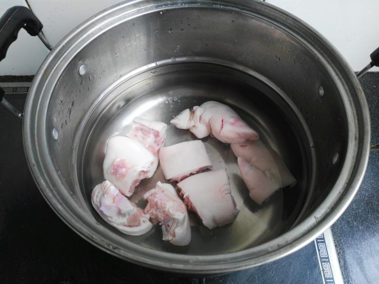 黄豆煲猪蹄步骤2
