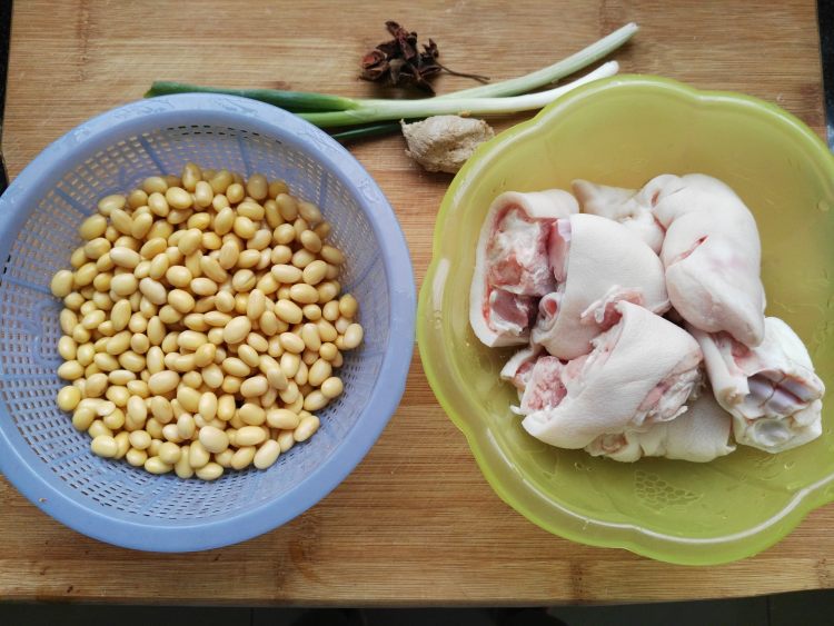 黄豆煲猪蹄步骤1