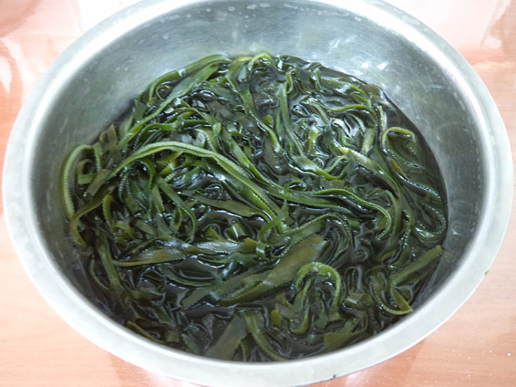 海带黄豆排骨汤步骤1