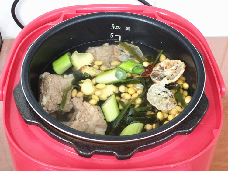 海带黄豆排骨汤步骤9