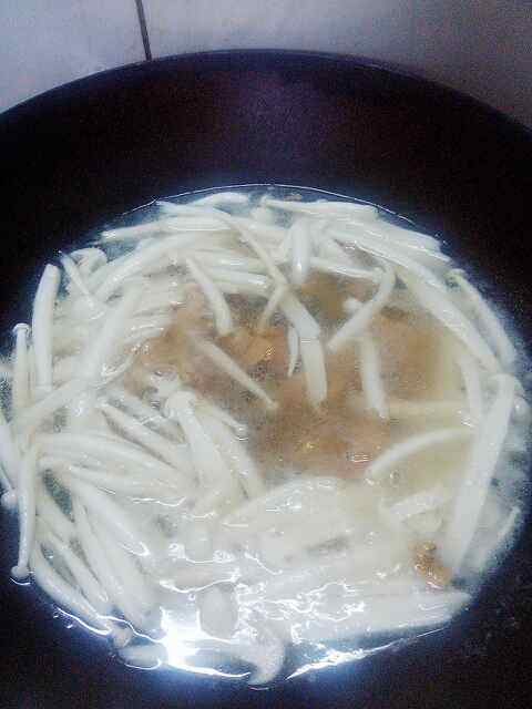 海鲜菇豆苗肉片汤步骤4