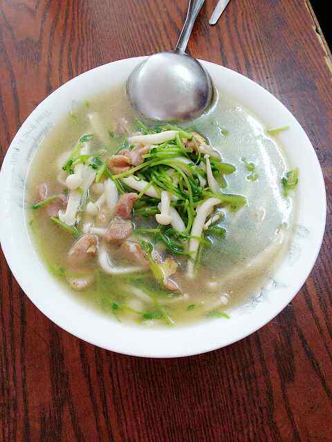 海鲜菇豆苗肉片汤步骤6