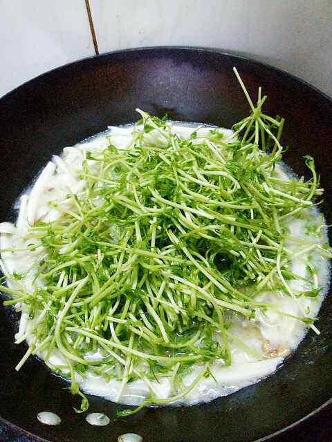海鲜菇豆苗肉片汤步骤5