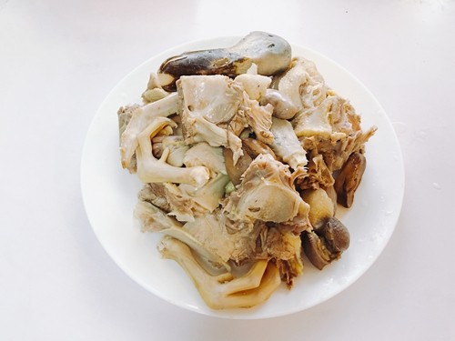 虫草炖老鸭步骤5