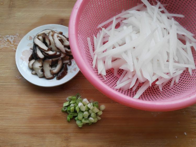 香菇萝卜丝汤步骤2