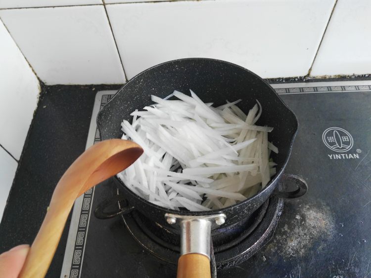 香菇萝卜丝汤步骤4