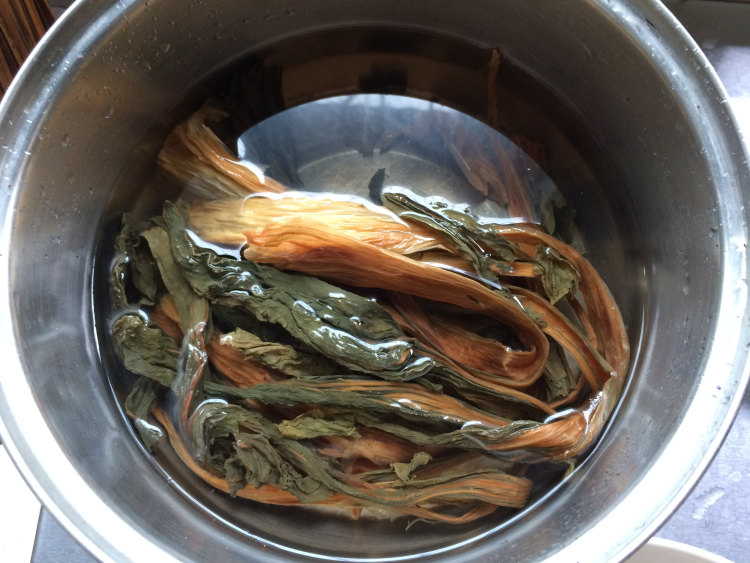 菜干猪肺汤步骤2