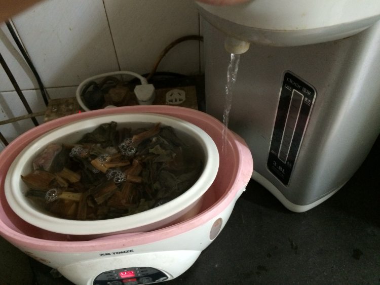 菜干猪肺汤步骤8